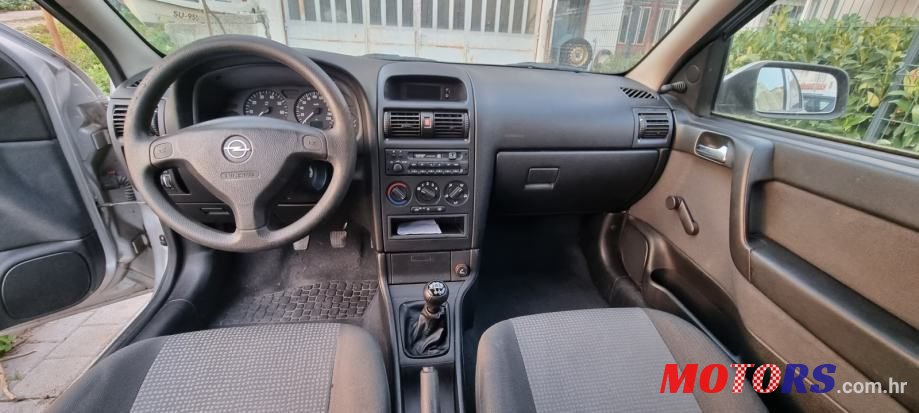 2005' Opel Astra 1.4 16V photo #4