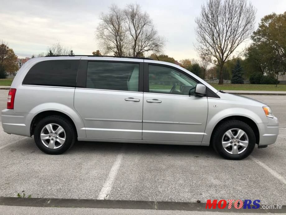 2010' Chrysler Grand Voyager photo #4