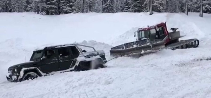 Mercedesovim 6X6 monstrumom zapeo u snijegu, nije ga spasio ni ratrak!