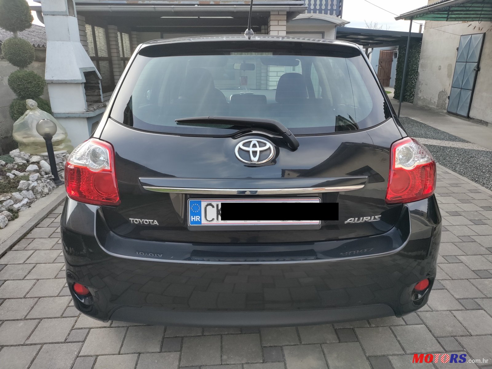 2011' Toyota Auris photo #3