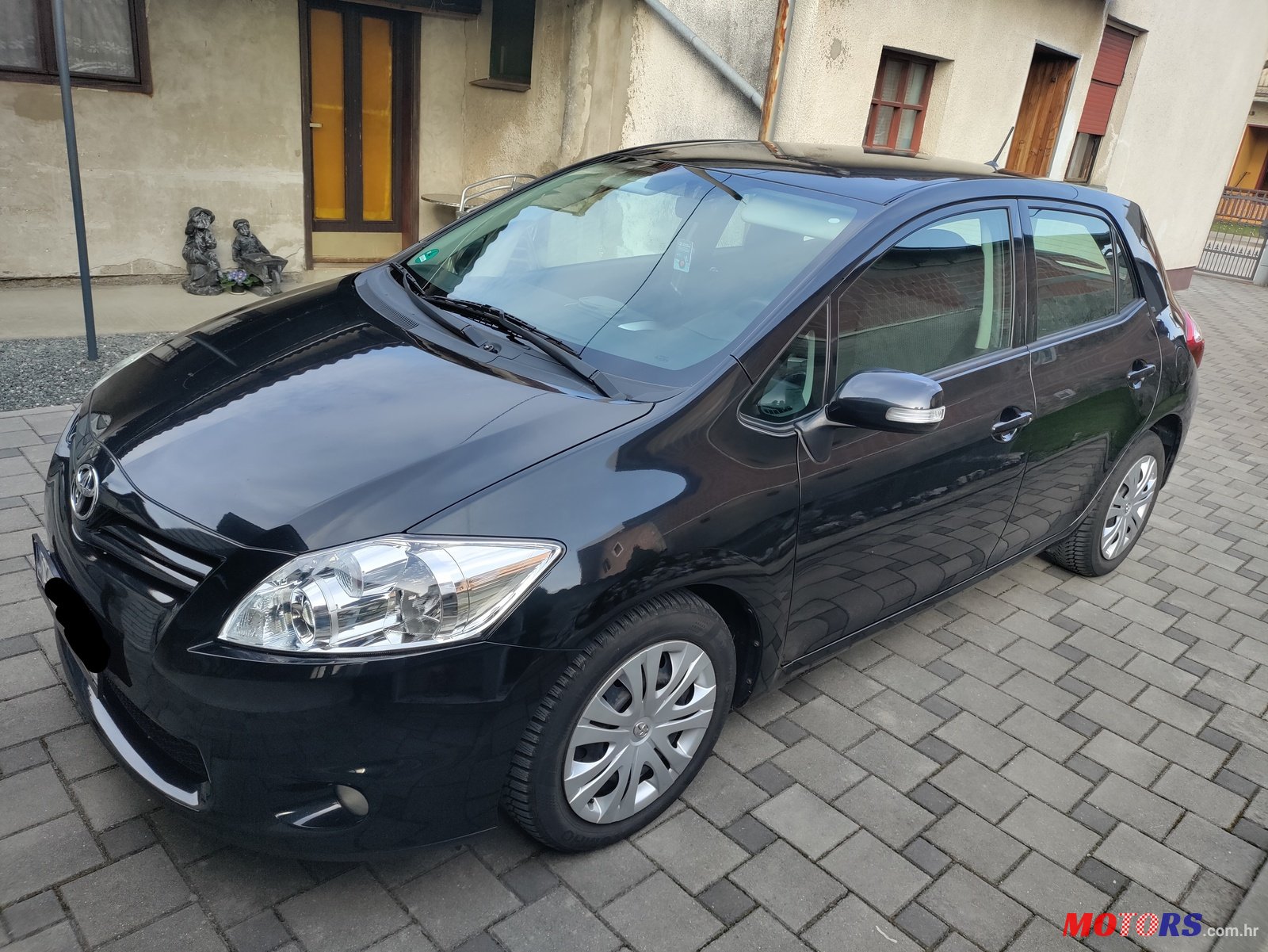 2011' Toyota Auris photo #2