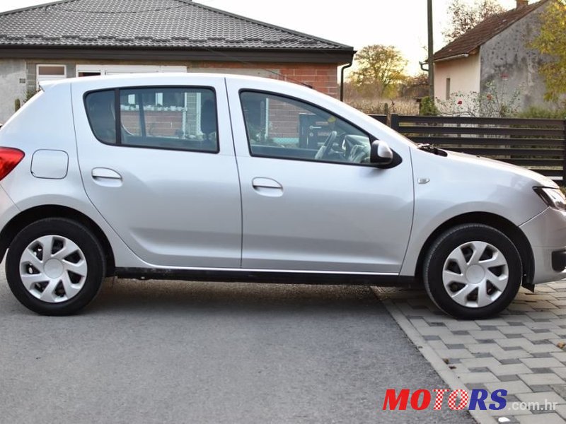 2014' Dacia Sandero photo #4