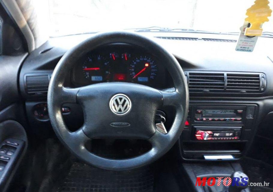 1998' Volkswagen Passat photo #2