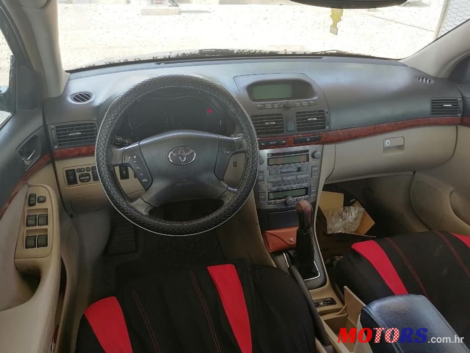 2004' Toyota Avensis Wagon photo #5