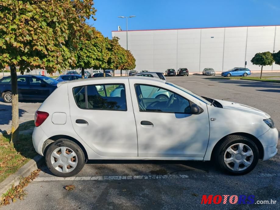 2014' Dacia Sandero photo #2