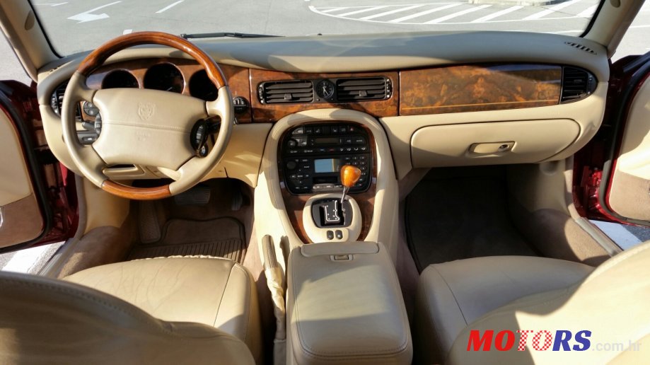 2001' Jaguar XJ8 photo #3