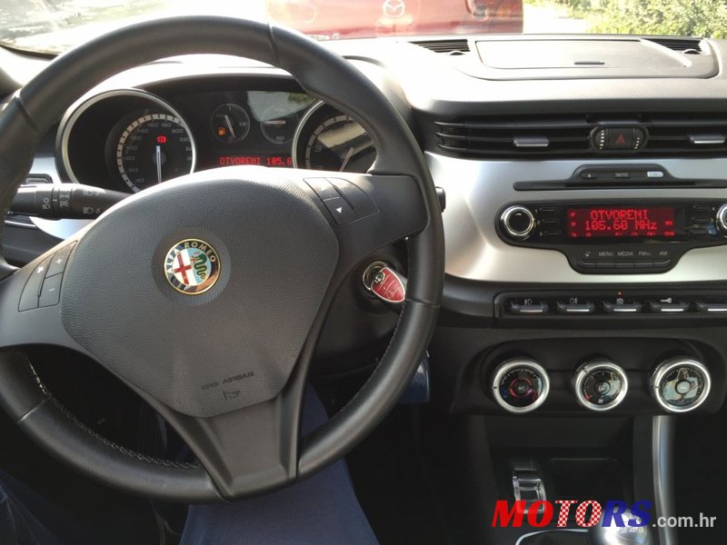 2013' Alfa Romeo Giulietta photo #2