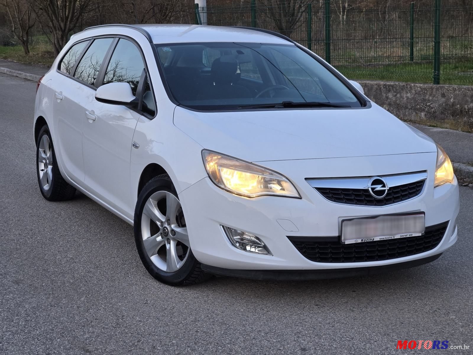 2012' Opel Astra Karavan photo #1