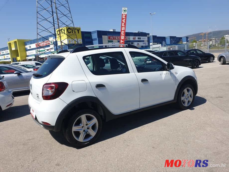 2014' Dacia Sandero photo #2