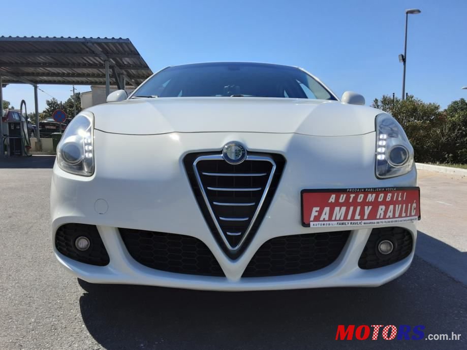2011' Alfa Romeo Giulietta photo #3