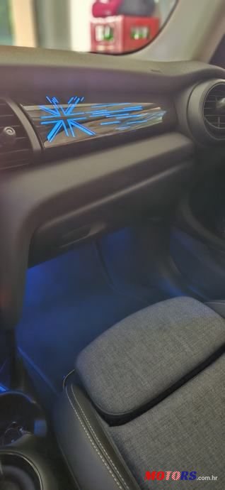 2021' MINI Cooper photo #6