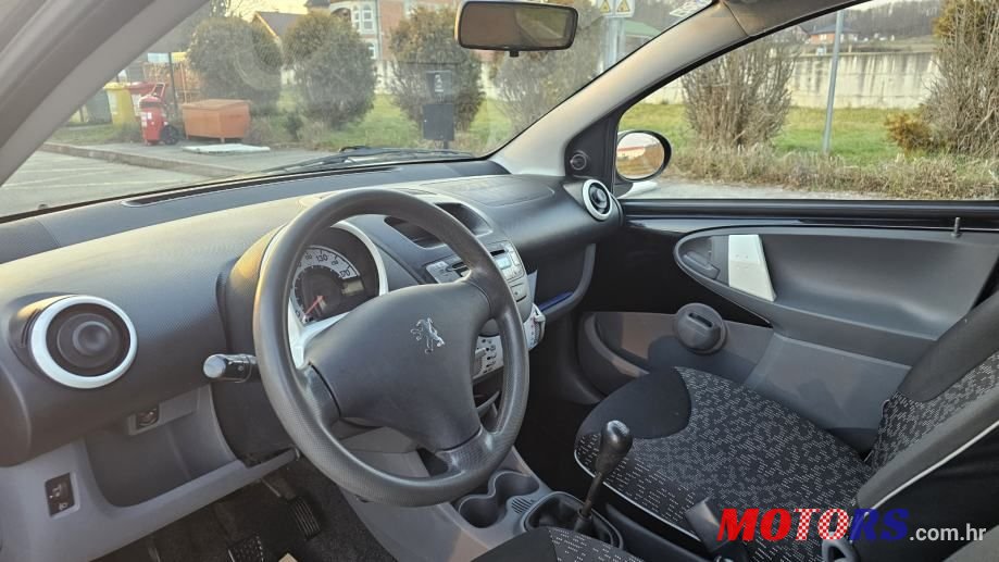 2011' Peugeot 107 1,0 photo #3