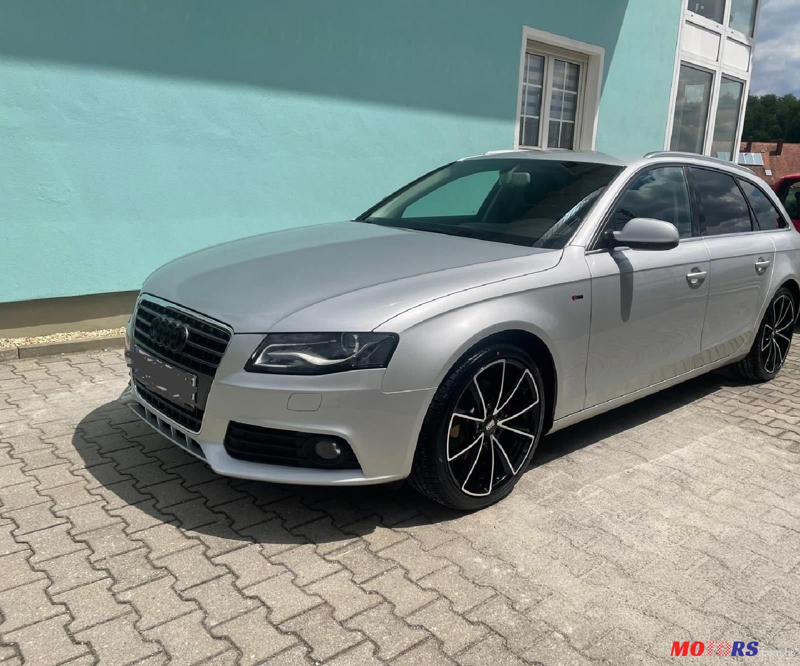 2011' Audi A4 Avant photo #2