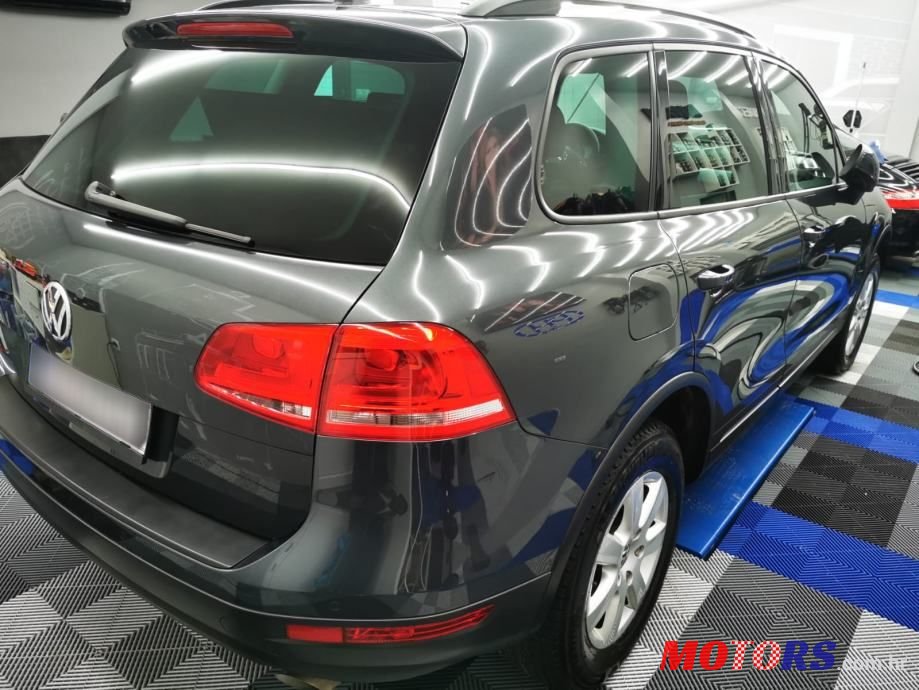 2013' Volkswagen Touareg photo #2