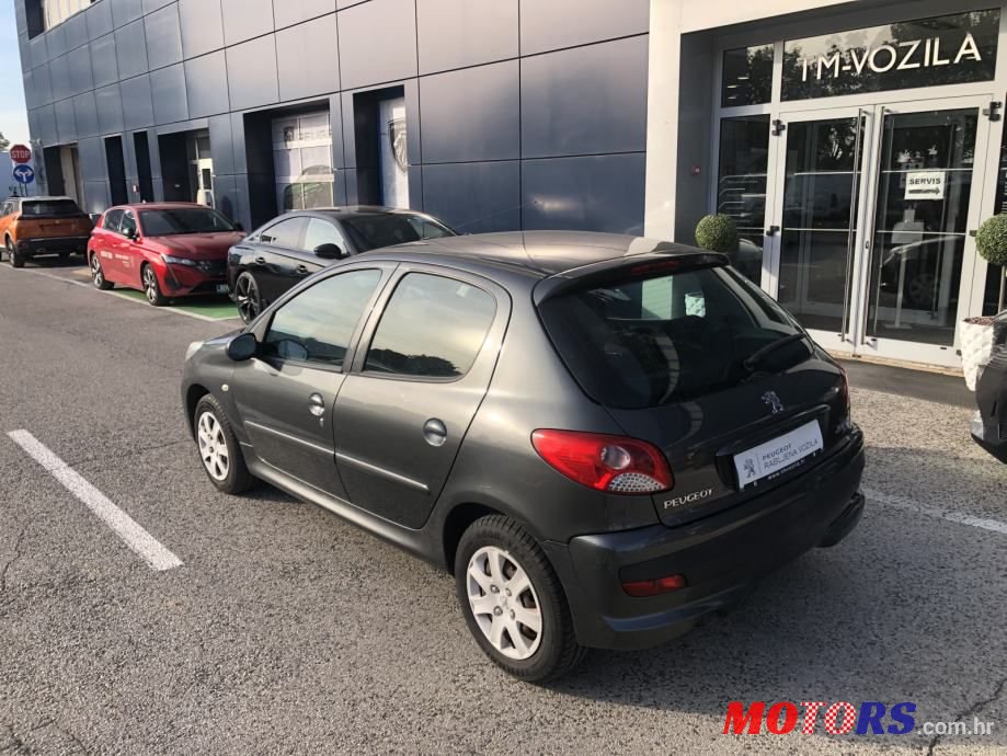 2011' Alfa Romeo 33 1,4 E photo #4