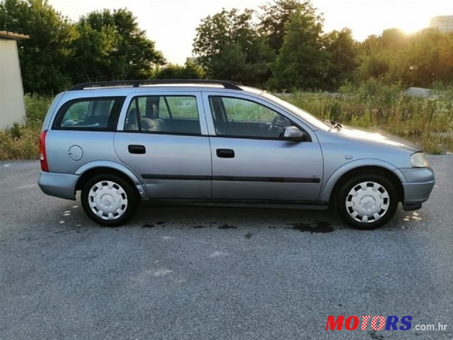 2008' Opel Astra Karavan photo #3