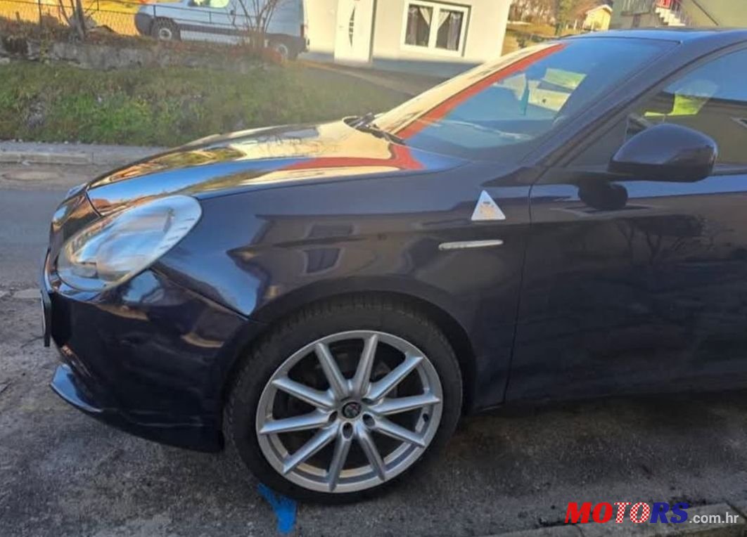 2012' Alfa Romeo Giulietta 2,0 photo #2