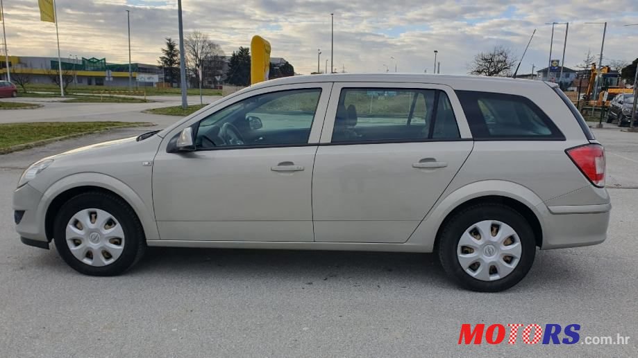 2010' Opel Astra Karavan photo #4