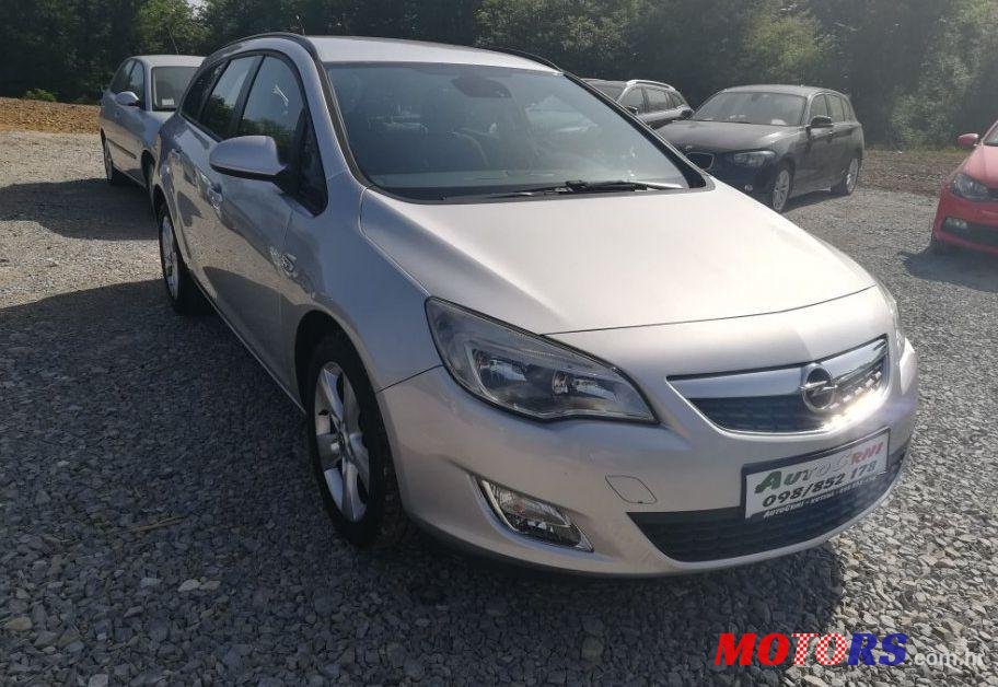 2011' Opel Astra Karavan photo #1