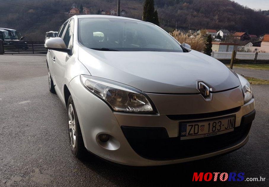 2011' Renault Megane Grandtour photo #2