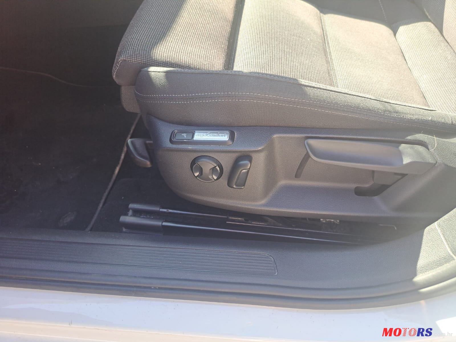 2019' Volkswagen Passat Variant photo #2