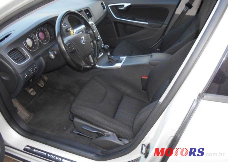 2011' Volvo V60 Drive photo #2