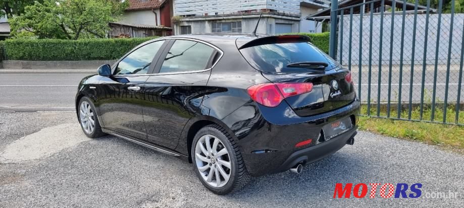 2012' Alfa Romeo Giulietta photo #3