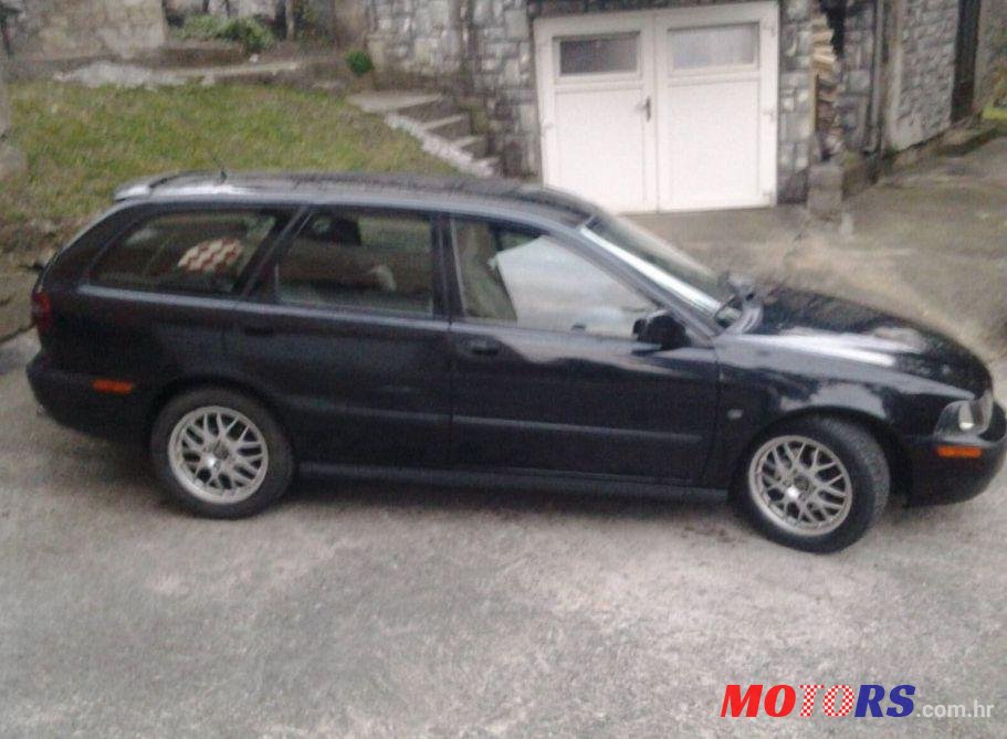 2002' Volvo V40 1,9 Td photo #1