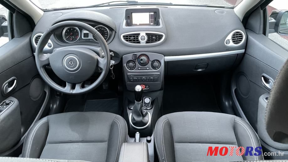 2011' Renault Clio photo #5