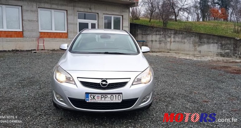 2011' Opel Astra Karavan photo #1