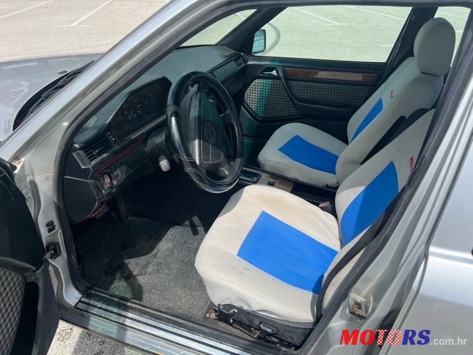 1993' Mercedes-Benz 124 200 D photo #6