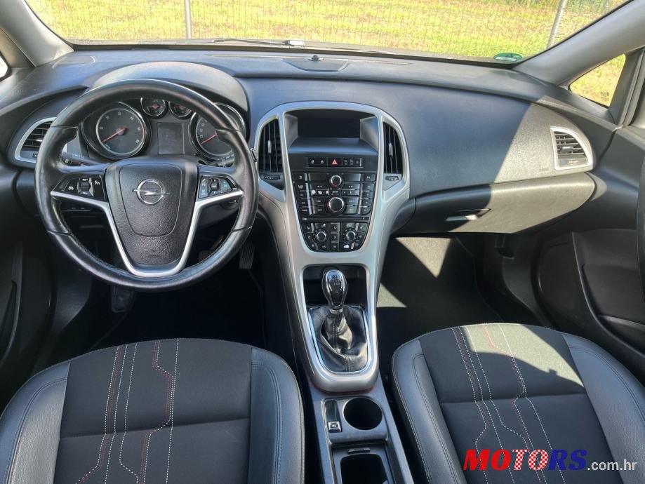 2012' Opel Astra Karavan photo #5