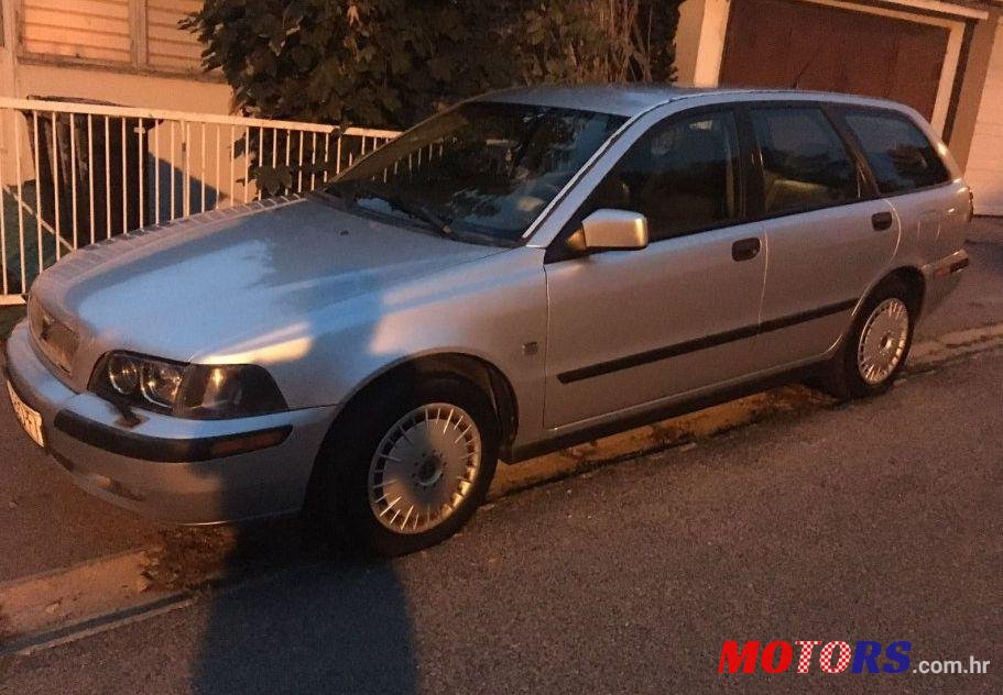 2003' Volvo V40 1,6 photo #1