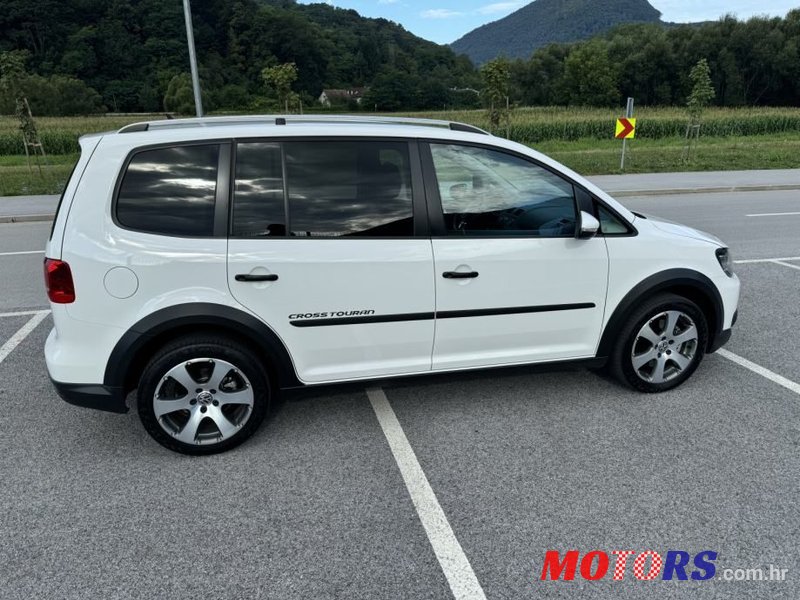 2011' Volkswagen Touran 2,0 Tdi photo #6