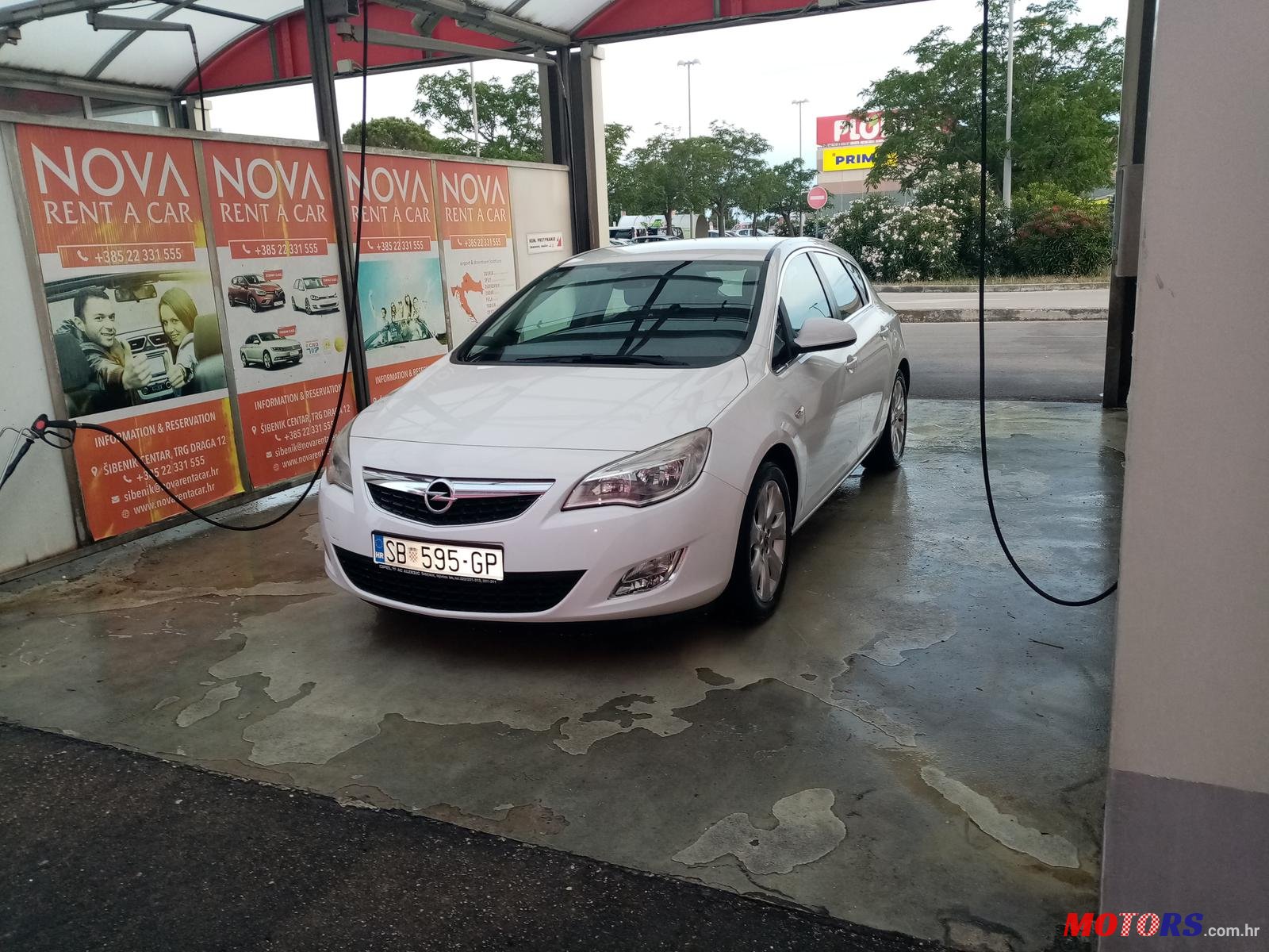 2011' Opel Astra J 1.3 cdti photo #2