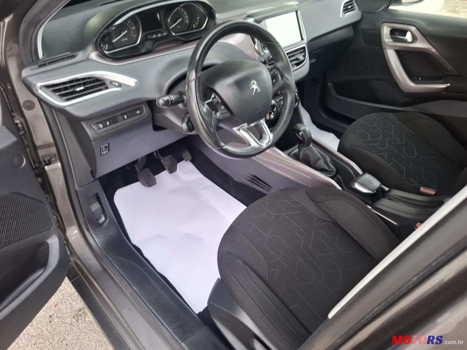 2015' Peugeot 2008 1,2 photo #6