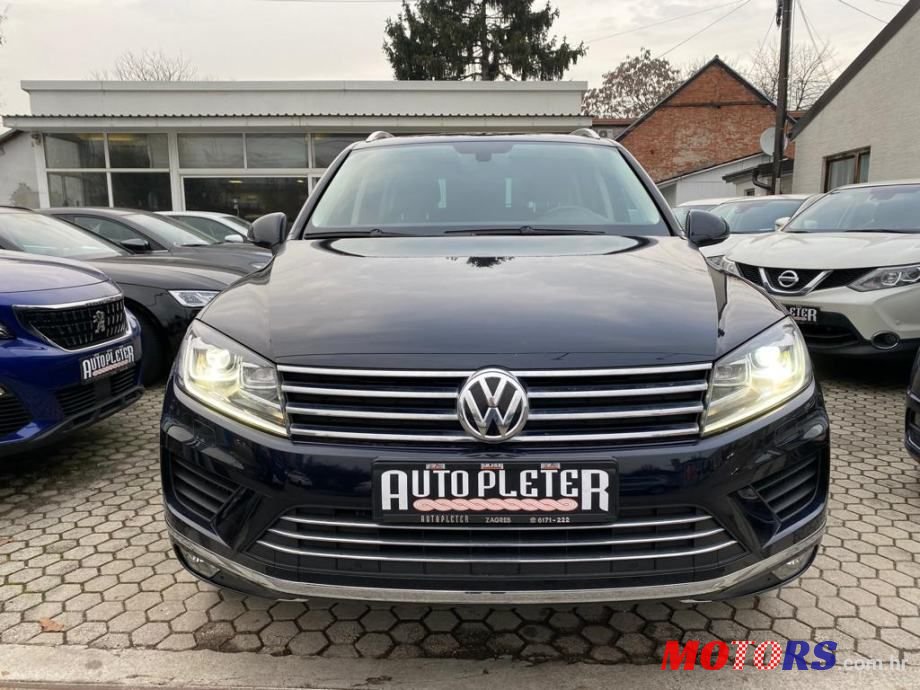 2018' Volkswagen Touareg photo #2