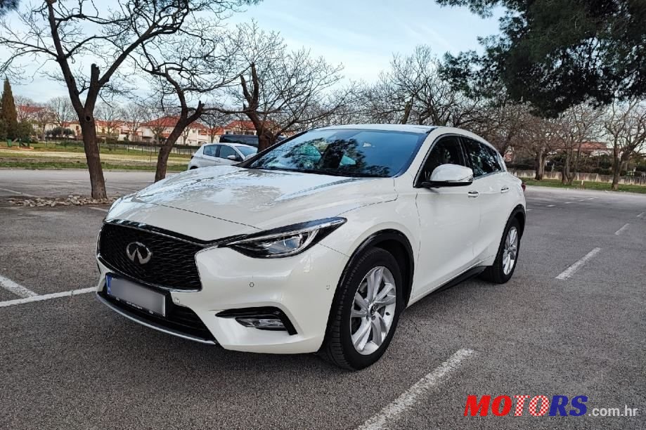 2017' Infiniti Q30 photo #1