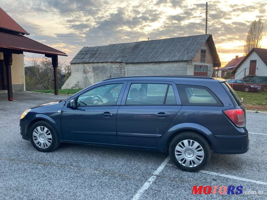 2008' Opel Astra photo #4