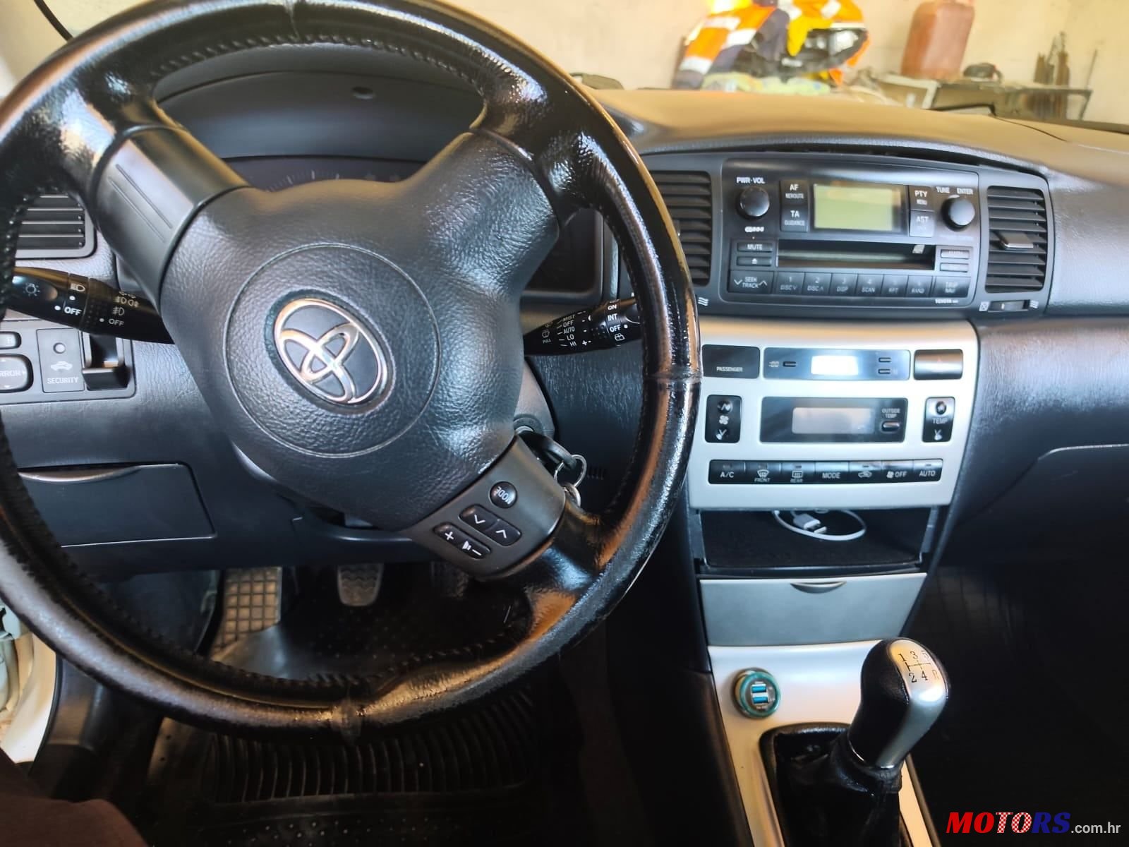 2004' Toyota Corolla Vvti photo #2