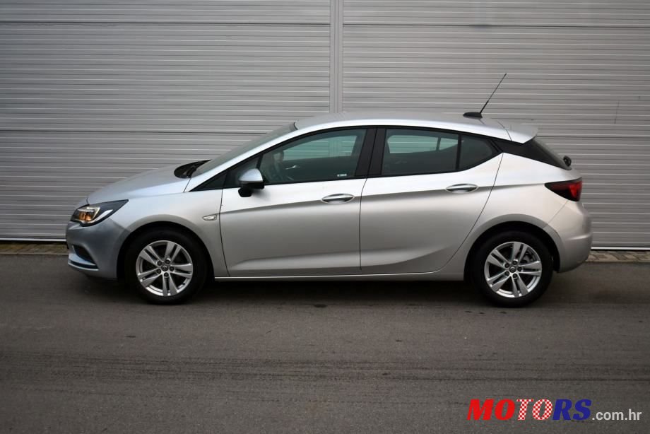 2018' Opel Astra photo #2