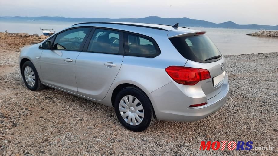 2015' Opel Astra Karavan photo #3