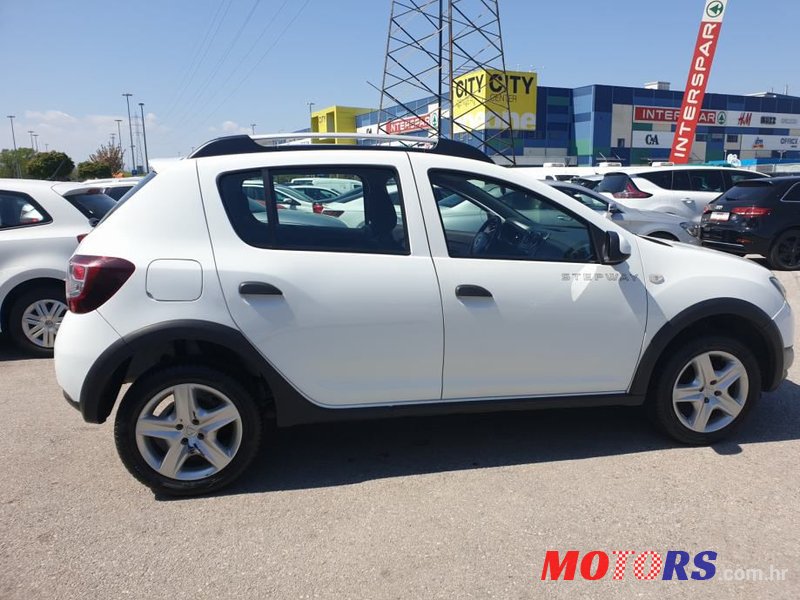 2014' Dacia Sandero photo #5