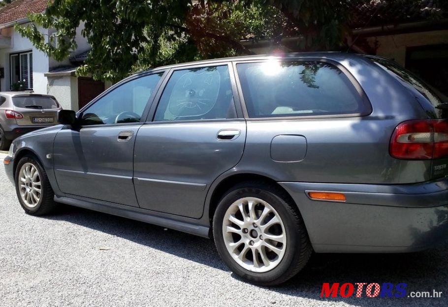 2002' Volvo V40 1,9 Td photo #1