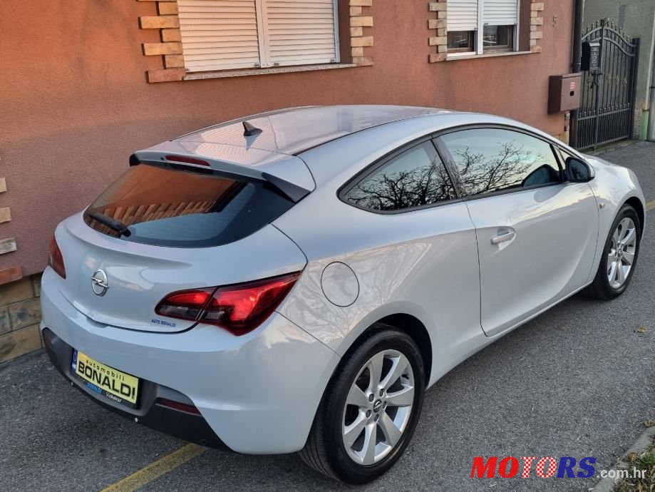 2012' Opel Astra Sport photo #4