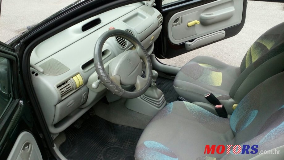 2000' Renault Twingo photo #2