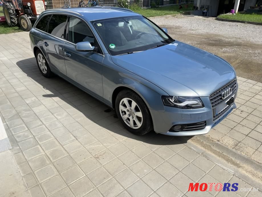 2011' Audi A4 Avant photo #2