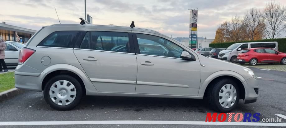 2008' Opel Astra Caravan photo #4