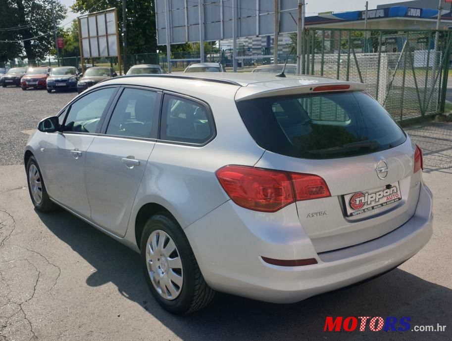 2012' Opel Astra Karavan photo #4