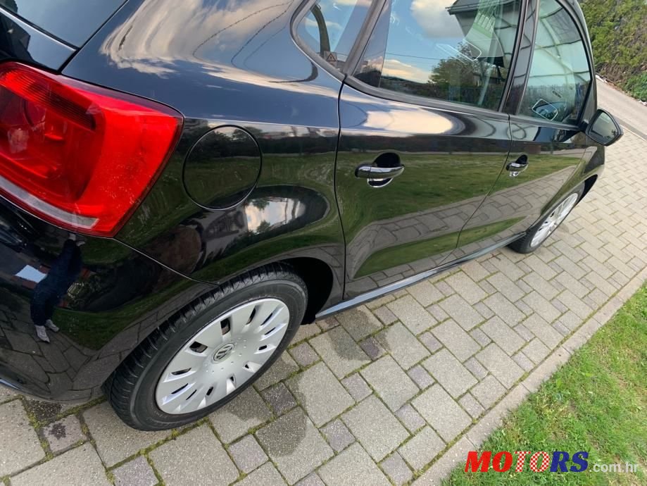 2011' Volkswagen Polo photo #3